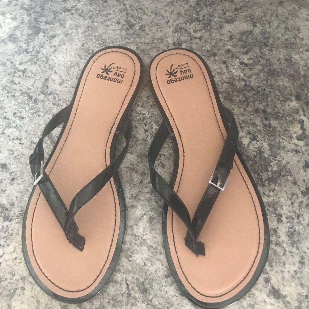 NWOT black flip flops!